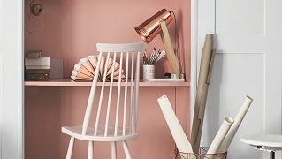 Afbeelding van een bureau en een stoel met levendige kleuren.